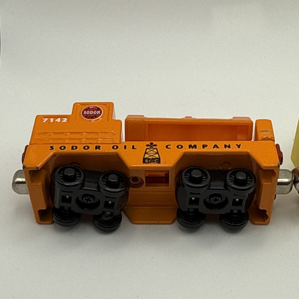 Thomas & Friends Take Along Lot Sodor Oil Company & Orange Grove Train Cars 2003 - Picture 7 of 12